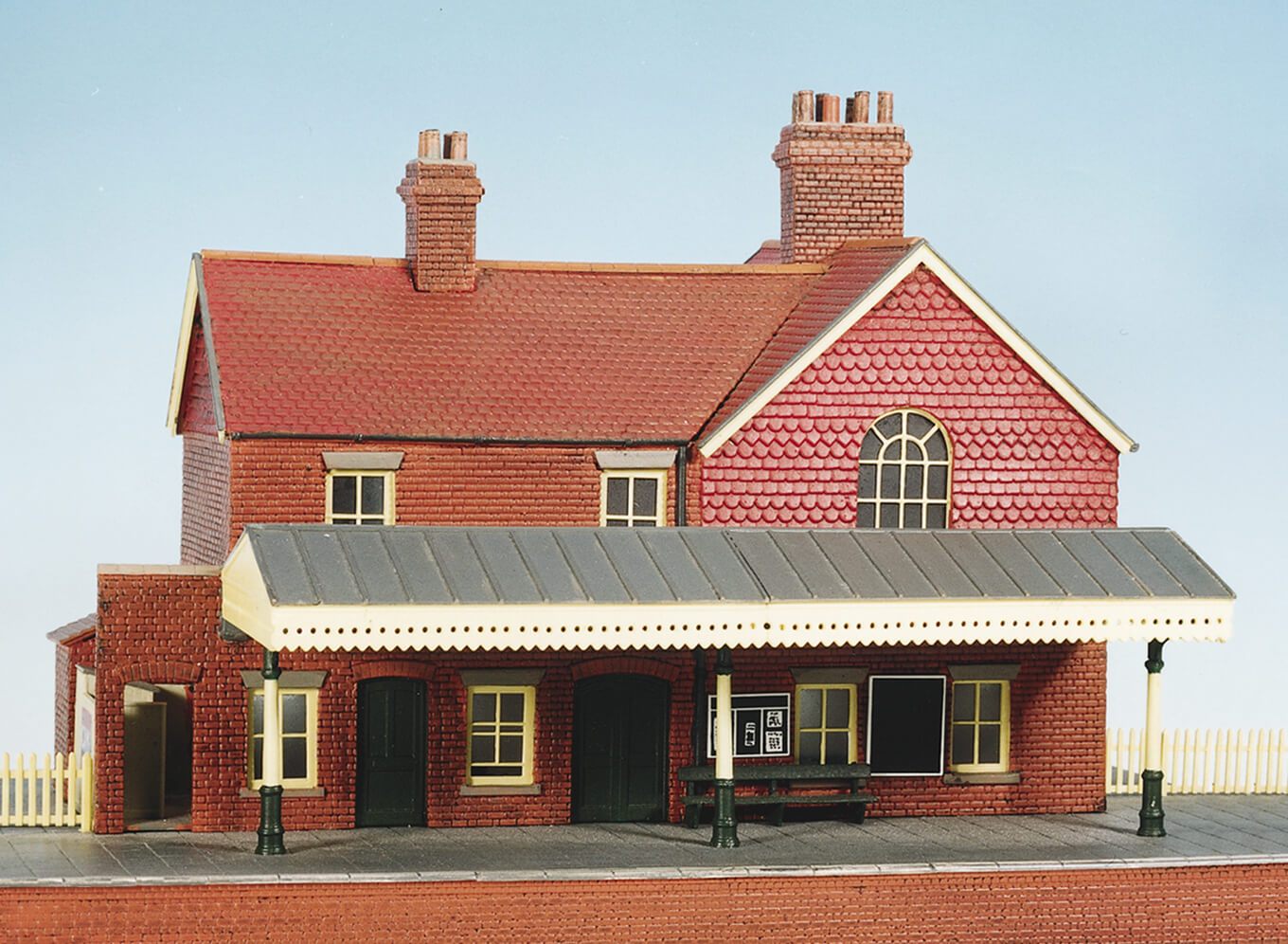 Landbahnhof mit Bahnsteig