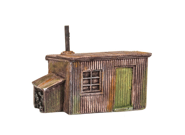 Wellpappenhütte mit Holzlager