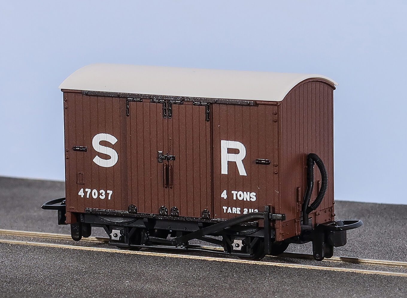OO-9 Box Van SR Livery No 47037