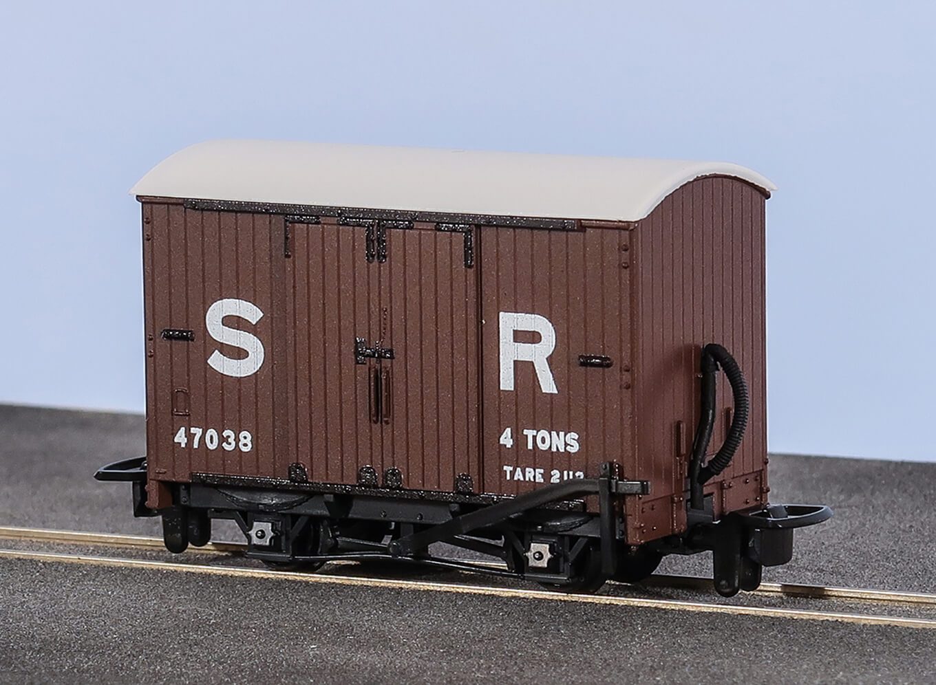 OO-9 Box Van SR Livery No 47038