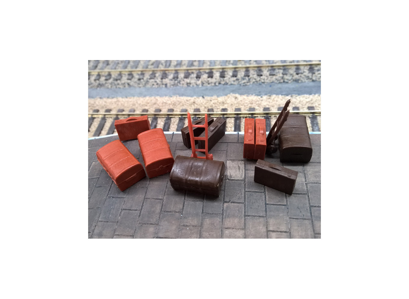 5062 - Modelscene - OO/HO - Trunks (4), Suitcases (6) & Trolley 'Sack Truck' (2)