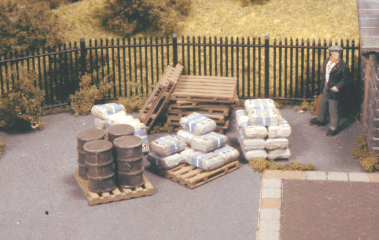 514 - RATIO - OO/HO - Pack of Assorted Pallets, Sacks & Barrels