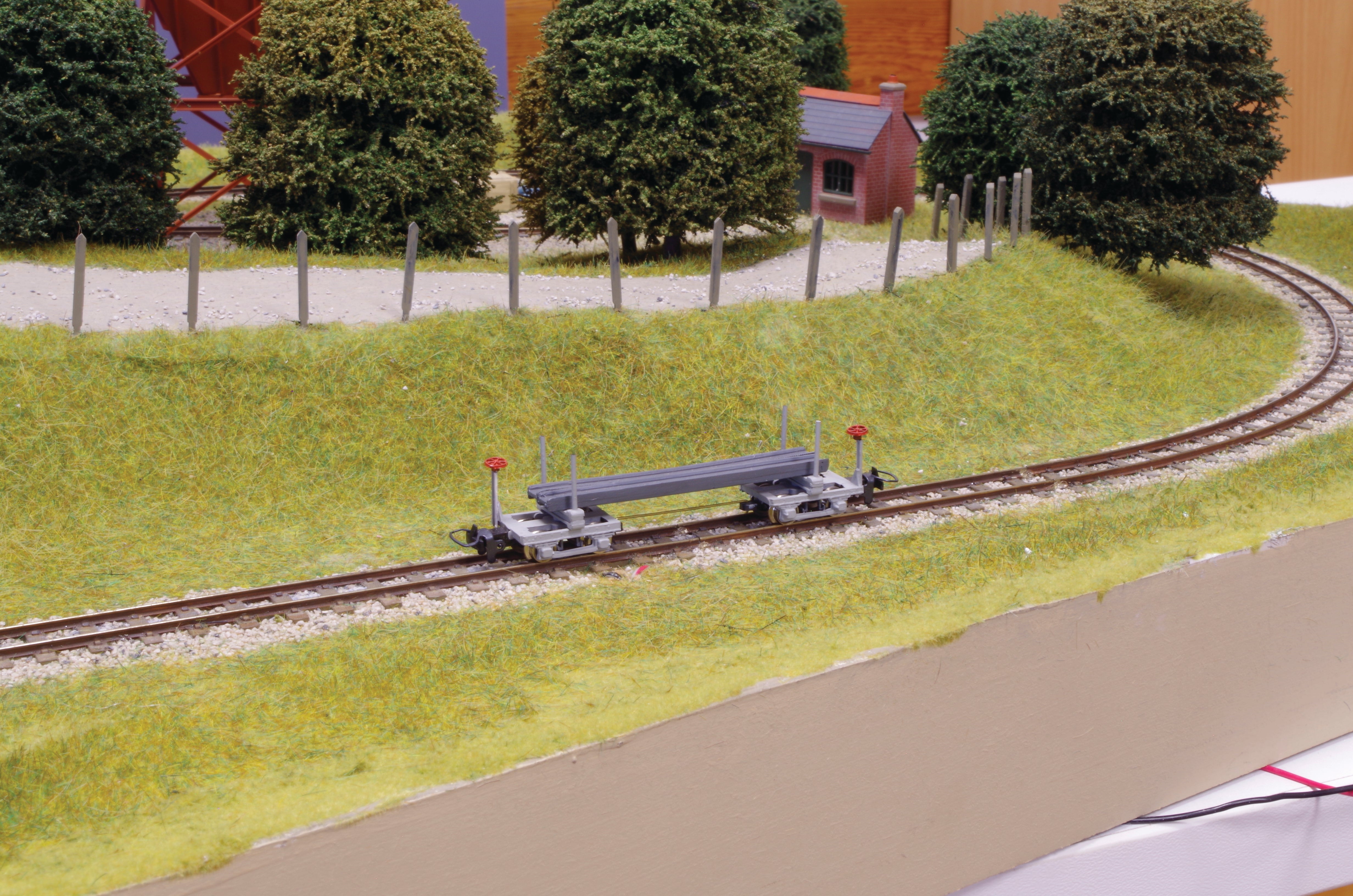 DM26 - Dundas - OO-9 - Hudson Single Bolster Wagons with H Girders Load
