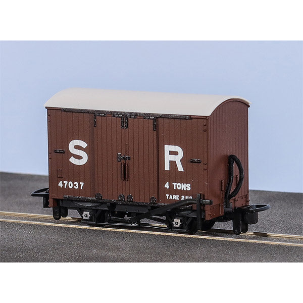 GR221C - PECO - OO-9 - L&B Box Van, SR Livery No.47037