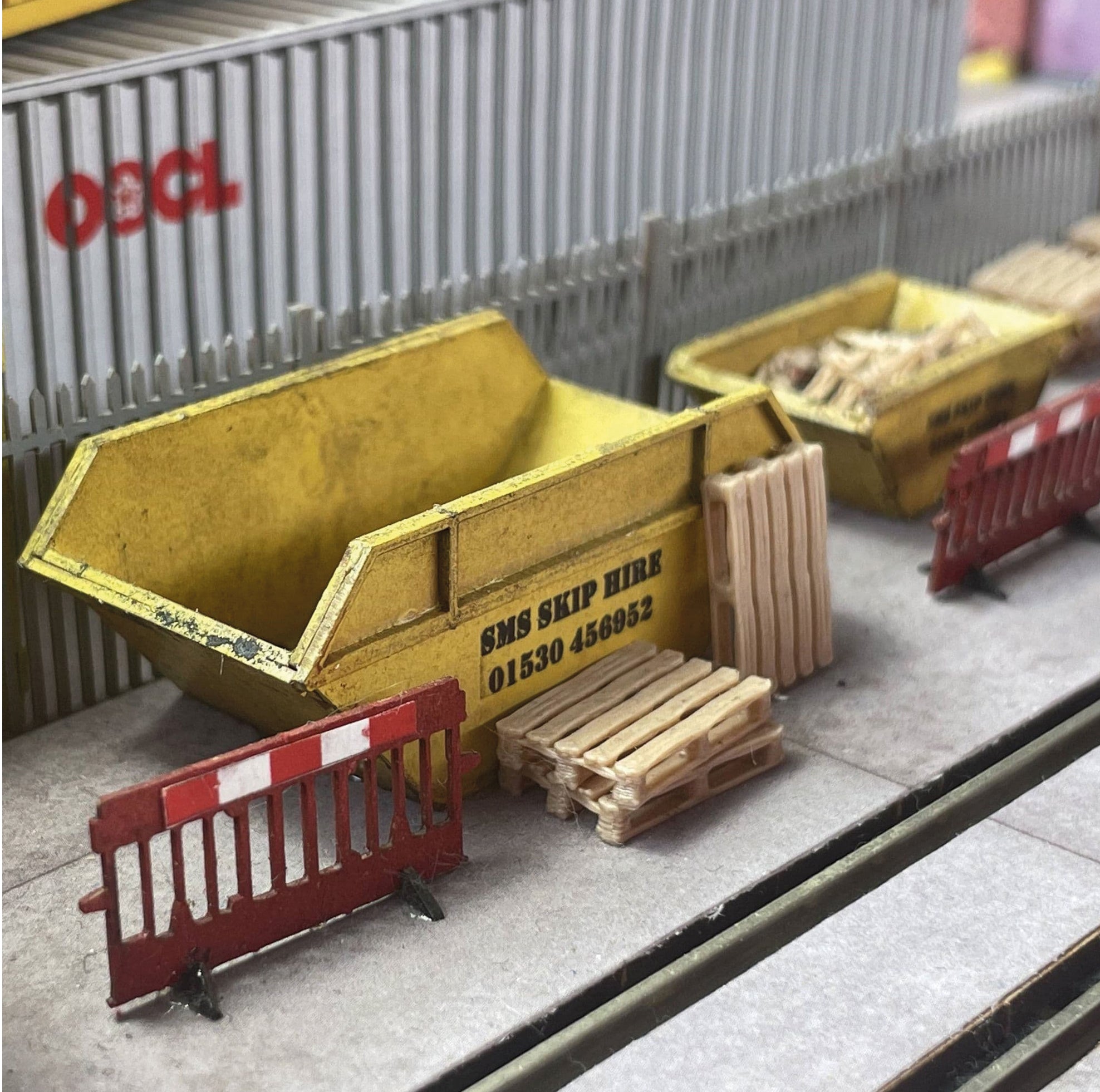 LX110 - Scale Model Scenery - OO/HO - Rubbish Skips