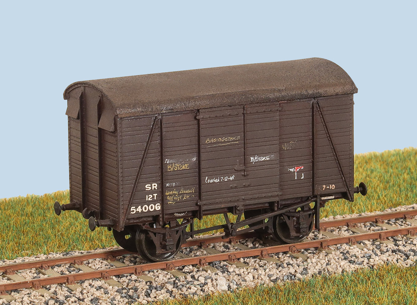 PC591 - Parkside - OO/HO - SR 12 ton Uneven Planked Vent. Box Van (M/W)