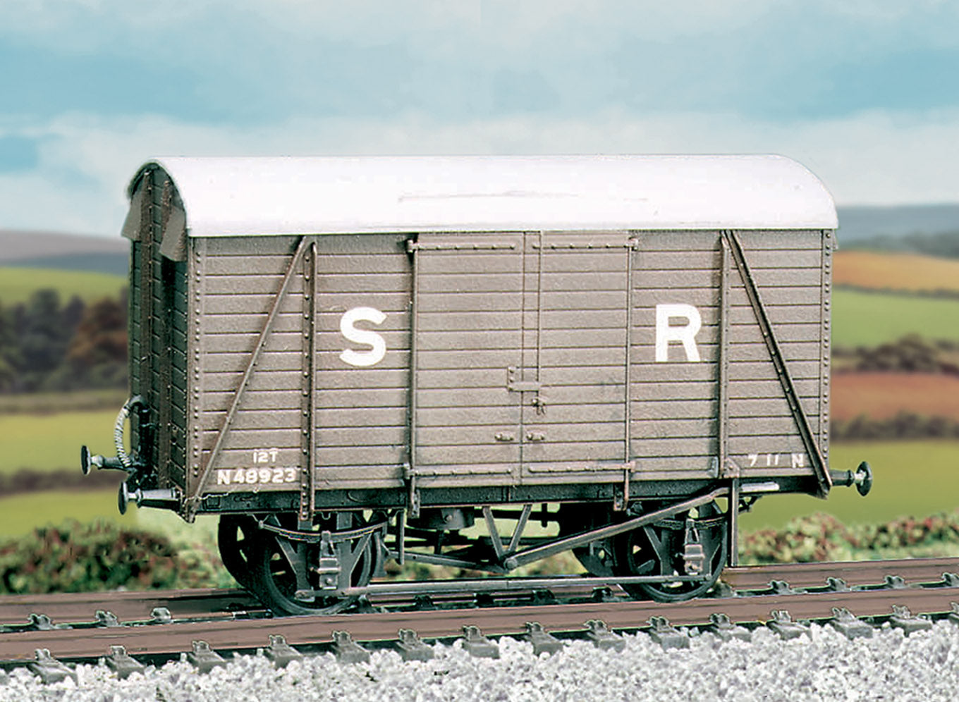 PC594 - Parkside - OO/HO - SR 12 ton Even Planked Ventilated Box Van (M/W)