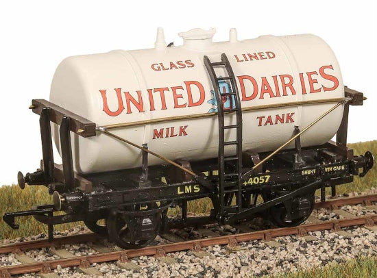 PC91 - Parkside - OO/HO - Milk Tank Wagon, 4 Wheel Express Dairies (ex Peco R74)