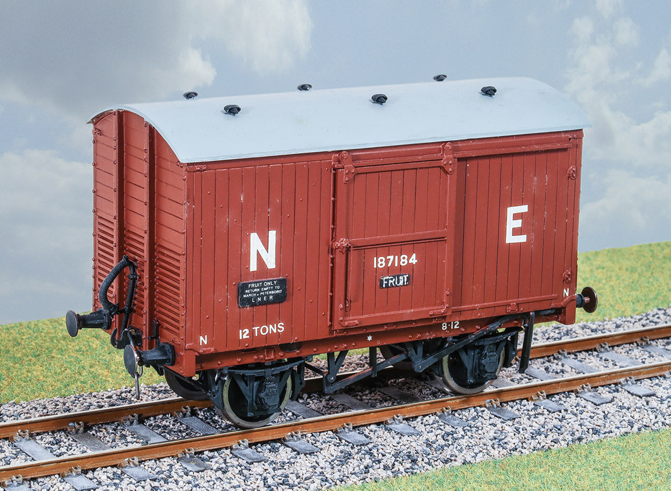 PS46 - Parkside - O - LNER 12 Ton Fruit Van
