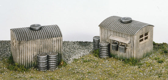 SS22 - Wills - OO/HO - Lamp Huts With Oil Drums (2)