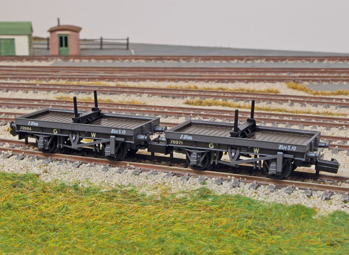 NR1150W - PECO - 4-achsiger Rungenwagen Doppelpack, GWR Dunkelgrau