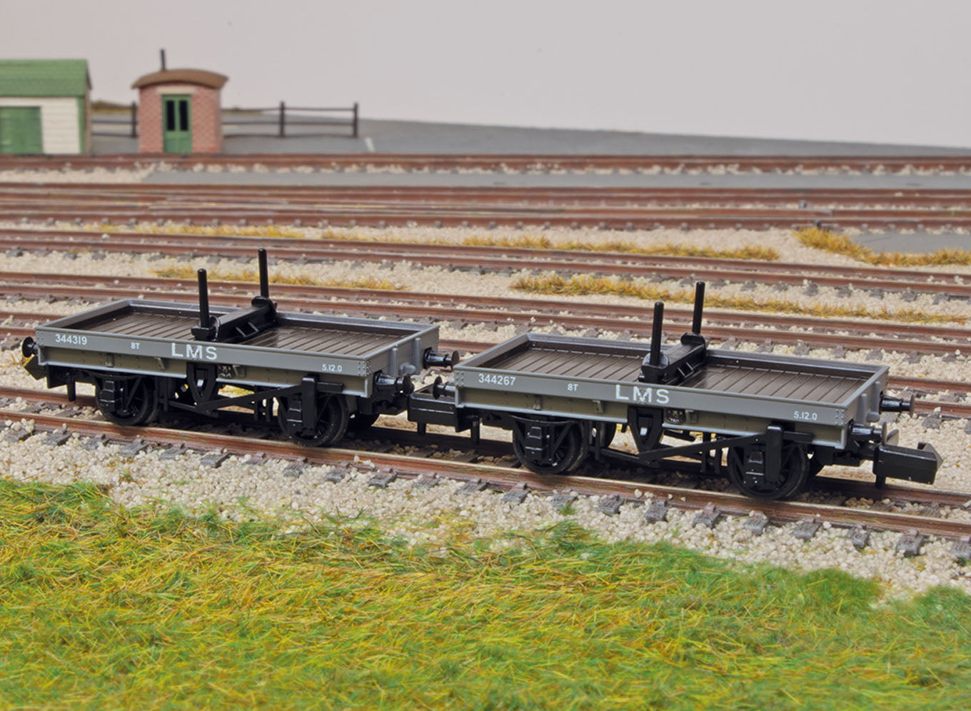 NR1153M - PECO - 4w Rungenwagen, Zweierpack, LMS Grau