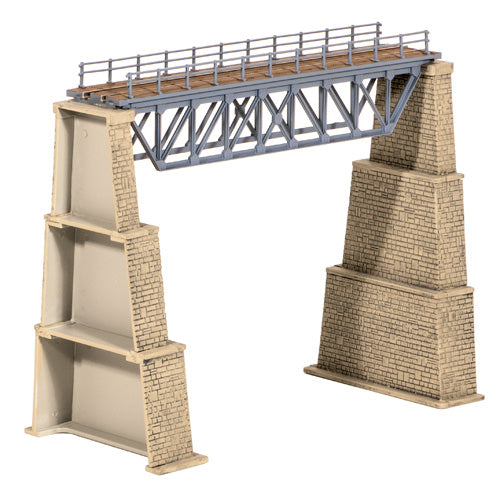 Stahlfachwerkbrücke mit Steinpfeilern